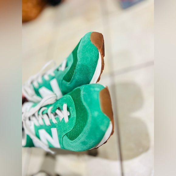 NEW BALANCE FOR J CREW 574 SNEAKERS IN VARSITY GREEN VELOCITY
Size 14 - Picture 5 of 12